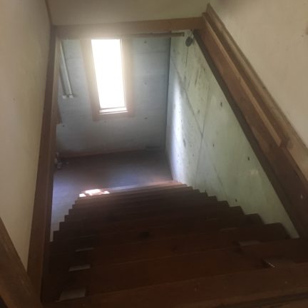 2階から階段を見下ろす。